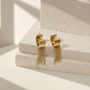 Boucles d'oreilles pendantes Huggie structurées en acier inoxydable plaqué or 14K sous vide avec franges en chaîne dorée - Product Image 1