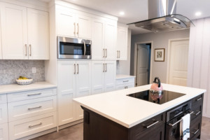 Meubles de cuisine sur mesure CANA à prix de gros : unités murales avec base et moulures en laiton blanc et îlot en granit - Product Image 6