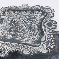 Plateau carré vintage en métal laqué vieilli et orné pour le rangement de bijoux, la vaisselle, la cuisine, le salon et la décoration intérieure
