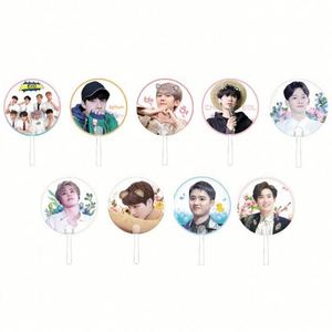Éventail en plastique transparent durable avec impression personnalisée de slogan et design étoile, avec photocard pour concert - Product Image 1