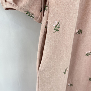 Abito a trapezio in poliestere/cotone con stampa margherite, nuovo modello primavera 2026, ecologico, effetto ringiovanente, stile industriale, con spacco, all'ingrosso - Product Image 6