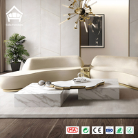 Ensemble de tables basses de luxe avec plateau en marbre et bordure en laiton doré, base en marbre blanc, mobilier sur mesure pour toute la maison, idéal pour villas et hôtels