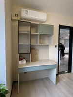Meuble de rangement tout-en-un couleur crème pour livres et dossiers, avec tiroirs coulissants personnalisés, idéal pour studio, appartement, ou coin de vie et de travail polyvalent