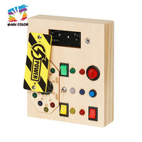 Tableau d'activités en bois avec lumières LED colorées, bouton rotatif, plaque d'avertissement de sécurité, activité sensorielle électrique Montessori W12D857