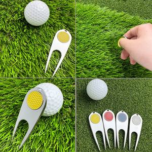 Herramienta de Reparación de Divots de Golf Plegable de Lujo con Logotipo Personalizado, Horquilla Verde de Aleación de Zinc, Marcador de Pelota para Mantenimiento de Campos de Golf - Product Image 3