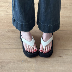 Nouvelles tongs noires à semelle épaisse pour femmes, antidérapantes, polyvalentes, pour l'extérieur et la plage, modèle 2026, très tendance - Product Image 3