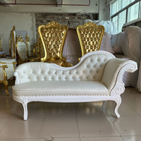 Canapé deux places de luxe de style européen orné avec accoudoirs incurvés et accents en cristal pour hôtels et événements
