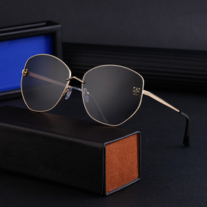 Gafas de Sol Extra Grandes a la Moda Hechas a Medida para Mujer, Estilo Ojo de Gato, Montura Cuadrada con Cabeza de Leopardo, Protección UV400, Estilo Instagram - Product Image 1