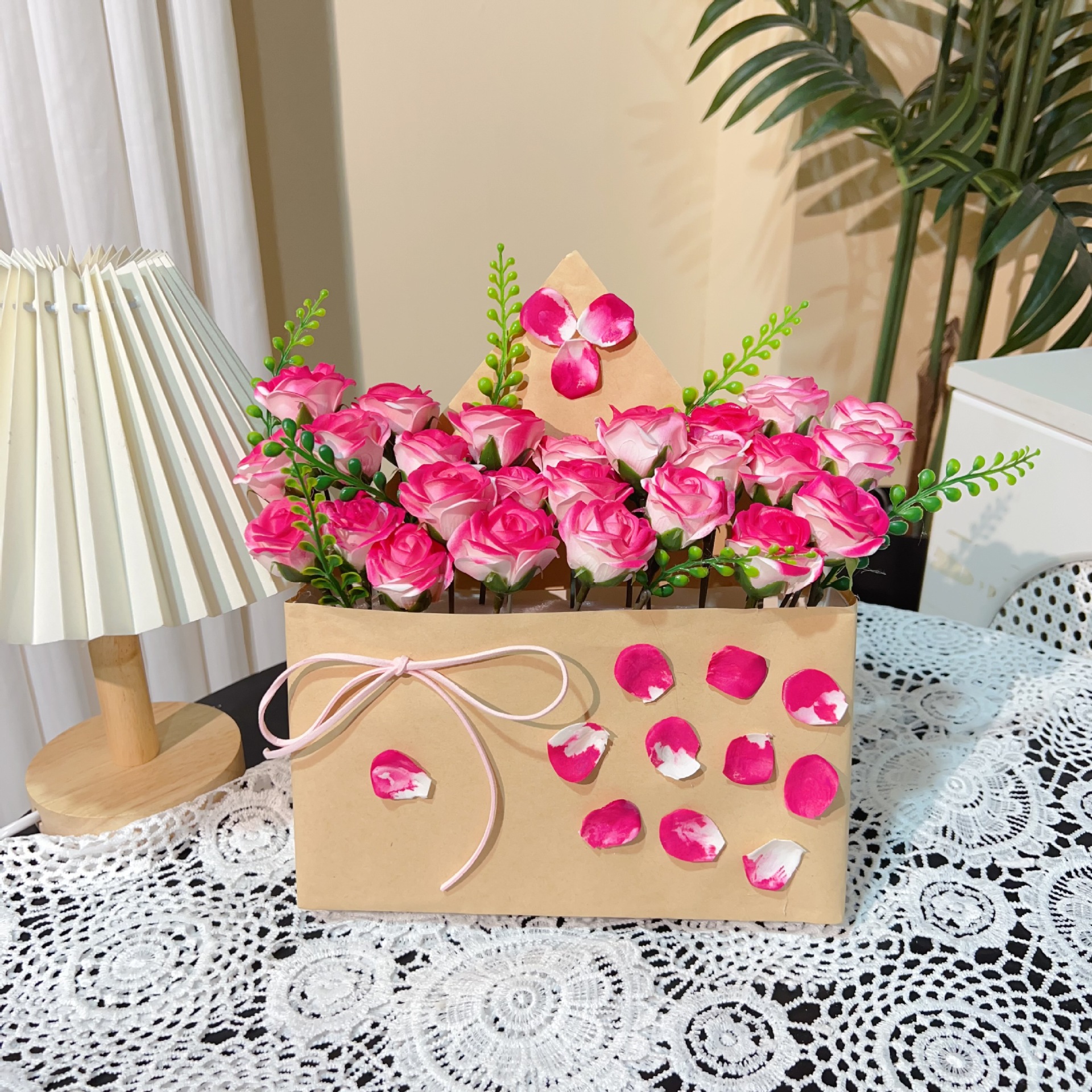 Caja de flores con sobre de confesión de rosas