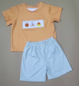 Conjunto de Halloween para niñas: Pelele morado con smock, bordado de calabaza, fantasma y dulces, y mangas con volantes a rayas naranjas para bebés. - Product Image 3