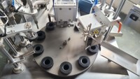 Équipement de remplissage et de scellage semi-automatique de tubes composites ESKO pour l'emballage de lotions cosmétiques, de gels et de dentifrices