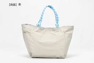Bolso de mano de nailon para mujer con correa de hombro desmontable, bolso tote con bordado de letras y dije, disponible en 4 colores - Product Image 5