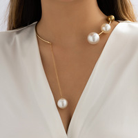 Collier Sautoir Simple et Tendance avec Pendentif Cercle Ouvert en Perle Blanche, Bijou Statement en Acier Inoxydable Plaqué Or, Idéal Cadeau