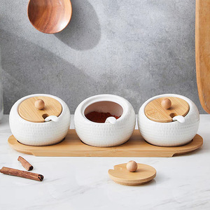 Ensemble de <span class=keywords><strong>3</strong></span> pots à épices en céramique blanche gaufrée avec couvercles en bambou, cuillères et plateau en bambou, contenants de rangement pour sel et sucre de cuisine - Product Image 4