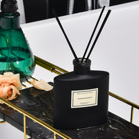 Diffuseur de roseaux d'huile essentielle de bouteille en verre de marque privée de luxe Diffuseur de roseaux avec liquide de bâtons de rotin