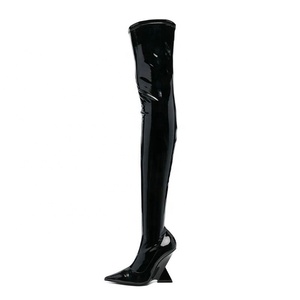 Bottes cuissardes pour femme à talons compensés, forme unique, moulantes, à bout pointu, en cuir verni - Product Image 1