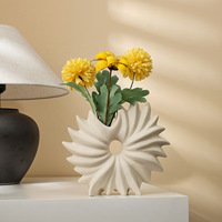 Vase en céramique artisanal style nordique, texture irrégulière unique, minimaliste, pour arrangement intérieur, salon, entrée, fleurs séchées