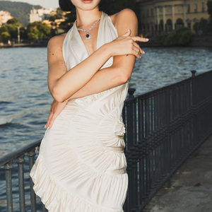 Abito Lungo Bianco Elegante da Donna con Scollo all'Americana a V Profonda, in Pizzo Intrecciato, Vita Naturale, Arricciato e con Volant, Design Personalizzato, per Uso Quotidiano Casual - Product Image 3