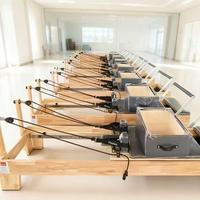 Reformer Pilates OEM personnalisé avec logo de studio, en bois d'érable, avec ressorts de qualité supérieure, boîte de rangement de luxe et tables d'entraînement