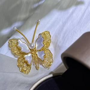 เข็มกลัดเปลือกหอยรูปผีเสื้อแบบวินเทจ หรูหรา ประณีต พร้อมไข่มุกอะโกยะ 6-7 เม็ด สำหรับตกแต่งเสื้อหรือเป็นของขวัญในโอกาสพิเศษ - Product Image 2