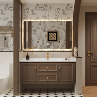 Meuble de salle de bain de style rétro français de luxe léger avec miroir intelligent, armoire en bois massif, rangement mural, résistant à l'eau
