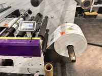 Volledig servo-aangedreven 8-kleuren rol-tot-rol sticker- en etiketdrukmachine voor aluminiumfolie papier, bloemblaadjes-type