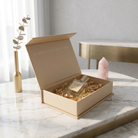 Boîte rigide à fermeture magnétique beige nude de qualité supérieure OEM, boîte d'emballage personnalisée pour kit de parfum avec papier froissé et rembourrage déchiqueté