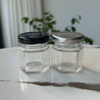 Botol Selai Kaca Kecil Bentuk Heksagonal Bulat 50 ml untuk Souvenir Pernikahan, Isi Selai Stroberi, Jelly, atau Marmalade dengan Tutup Perak