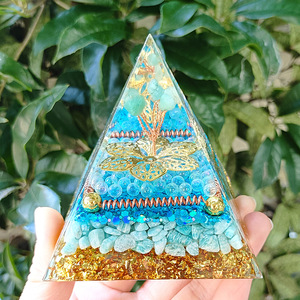 Pyramide en résine époxy avec galets de cristal, 8 cm, décoration d'aquarium, ornement de bureau, arbre en aventurine verte, amazonite - Product Image 1
