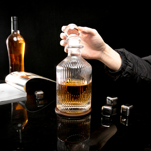 Carafe à whisky de luxe en cristal côtelé sans plomb avec bouchon hermétique 500 ml, bouteille à liqueur en verre cannelé pour <span class=keywords><strong>Scotch</strong></span> et <span class=keywords><strong>Bourbon</strong></span> - Product Image 3