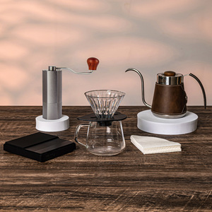Juego de café Handbrew de seis piezas, kit para preparar café por goteo con molinillo, tetera, báscula y servidor de vidrio para preparar café en casa u oficina. - Product Image 3