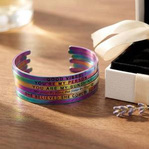 Pulsera de la Amistad Personalizada con Grabado Multilingüe, Brazalete de Acero Inoxidable con Arcoíris, Joyería al por Mayor para Mejores Amigos - Product Image 2