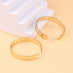 Pendientes de Aro Dorados Geométricos con Círculo Hueco para Uso Diario - Product Image 1