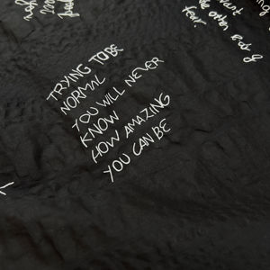 ผ้าฝ้ายทอสีดำขาว พิมพ์ลายคำ<span class=keywords><strong>คม</strong></span>เขียนด้วยลายมือ ผ้ากันยับ ไม่ต้องรีด ขนาด 50/52 นิ้ว 80 กรัม สำหรับเด็กชายและเด็กหญิง - Product Image 4