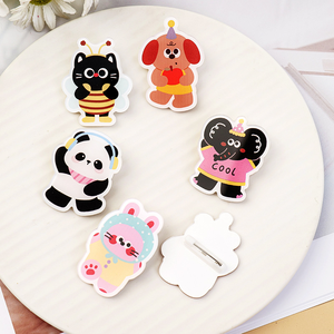 Boce personnalise et conçoit des ensembles de cadeaux de décoration de bureau avec des supports en acrylique personnalisés représentant des personnages de kpop. - Product Image 2