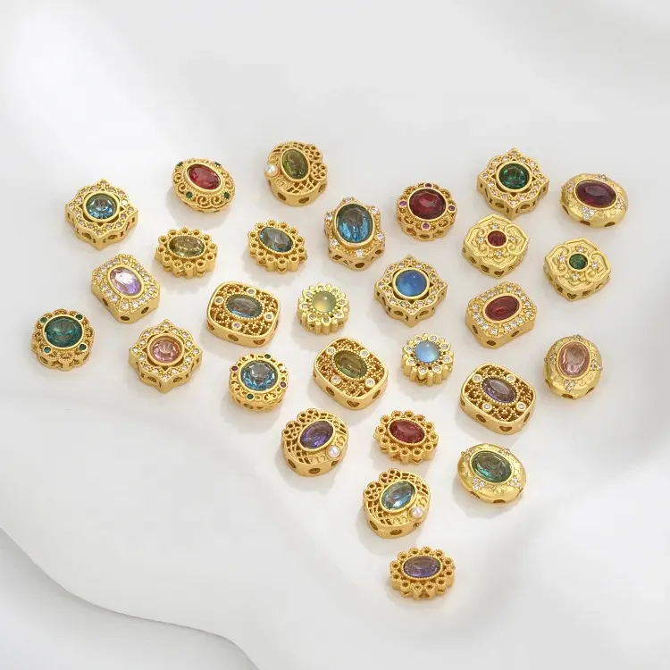 Ювелирные изделия из матового золота с инкрустированной цветным циркониевым браслетом