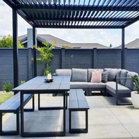 Pergola en aluminium avec toit à lames motorisé rétractable imperméable