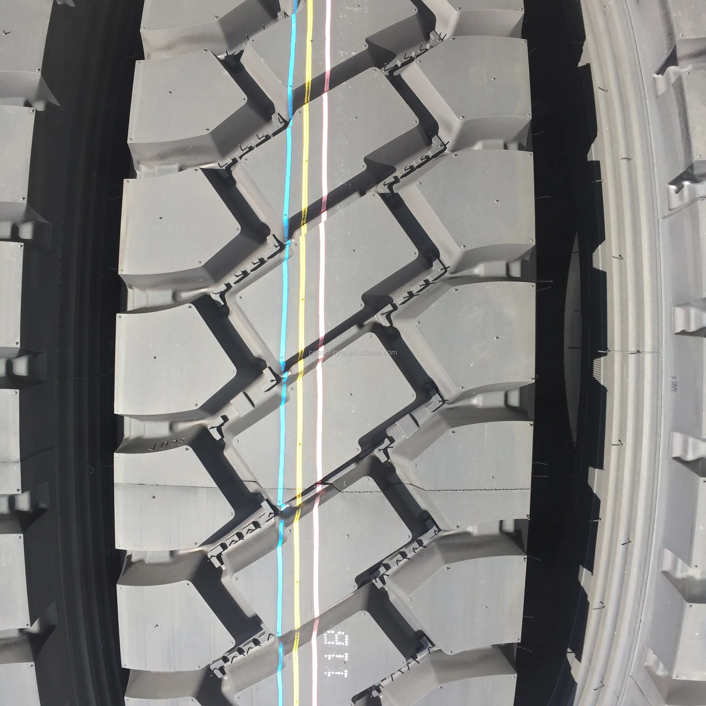 Çin üretici tedarik 11R22.5 12R22.5 13R22.5 295/80R22.5 315/80R22.5 off road kamyon lastikleri