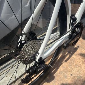 Bicicleta de <span class=keywords><strong>Carretera</strong></span> KOZO Shi Mano <span class=keywords><strong>105</strong></span> OEM de Fibra de Carbono Aero Hardtail de 7.9 KG, 700C, con Frenos de Disco Hidráulicos y Ruedas Ligeras de Competición - Product Image 5