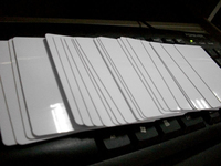 Tarjeta de Identificación Inteligente RFID de PVC Blanca Personalizada al por Mayor, Tamaño CR80, con Chip NTAG213, para Membresías y Uso Comercial, Opción de Mini Etiqueta Impermeable
