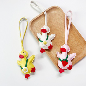Porte-clés en cuir motif canard de dessin animé, breloque créative pour sac, pendentif de voiture de luxe tendance - Product Image 4