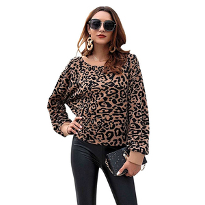 2021 hiver <span class=keywords><strong>col</strong></span> rond manches longues chandail léopard lâche casual tricoté <span class=keywords><strong>pull</strong></span> pour dames - Product Image 1