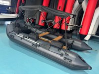 Bateau robuste RSA-HD420 gris foncé de 420 cm avec renfort de fond, console, auvent et échelle