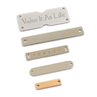 Accessoires pour vêtements Lettre carrée personnalisée Marque Métal Logo Nom Étiquette Vêtements Etiquettes de couture pour vêtement/Laser