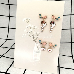 Metal esmalte suave pájaro literario amor sobre pendientes joyería - Product Image 3