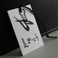 Étiquette en papier gaufré blanc écologique, étiquette de vêtement à bascule, logo personnalisé, impression sérigraphique, forme et taille personnalisables pour les vêtements