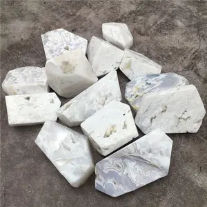 Toptan doğal kristal taş beyaz akik Druzy Freeform düzensiz kristal bloklar ev dekorasyon için