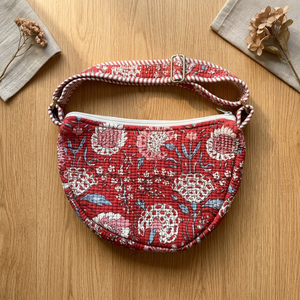 Bolso bandolera acolchado de algodón rojo hecho a mano con estampado floral, estilo bohemio, para mujer, con cierre de cremallera, ligero. - Product Image 2