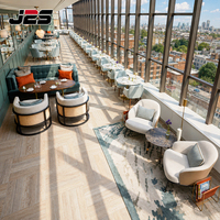 Mobilier de restaurant commercial J2S : Banquettes linéaires, chaises rembourrées tissées, tables en bois – Projets d'aménagement intérieur sur mesure
