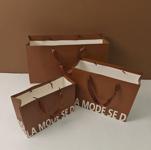 ถุงกระดาษหรูหราสั่งทำพิเศษพร้อมหูหิ้วแบบบิด พิมพ์โลโก้ สำหรับใส่ของขวัญ ของใช้เครื่องสำอาง บรรจุภัณฑ์เครื่องสำอาง รีไซเคิลได้ สีดำคราฟท์ - Product Image 1